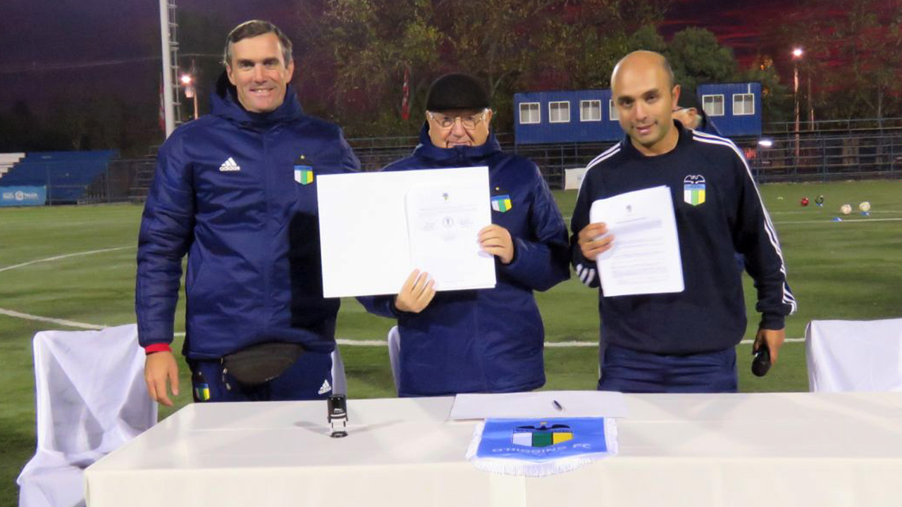 Pablo Hoffmann junto a Fernando Vergara y Orlando Luna, Director de la Escuela Filial de Talca, firmando el convenio.